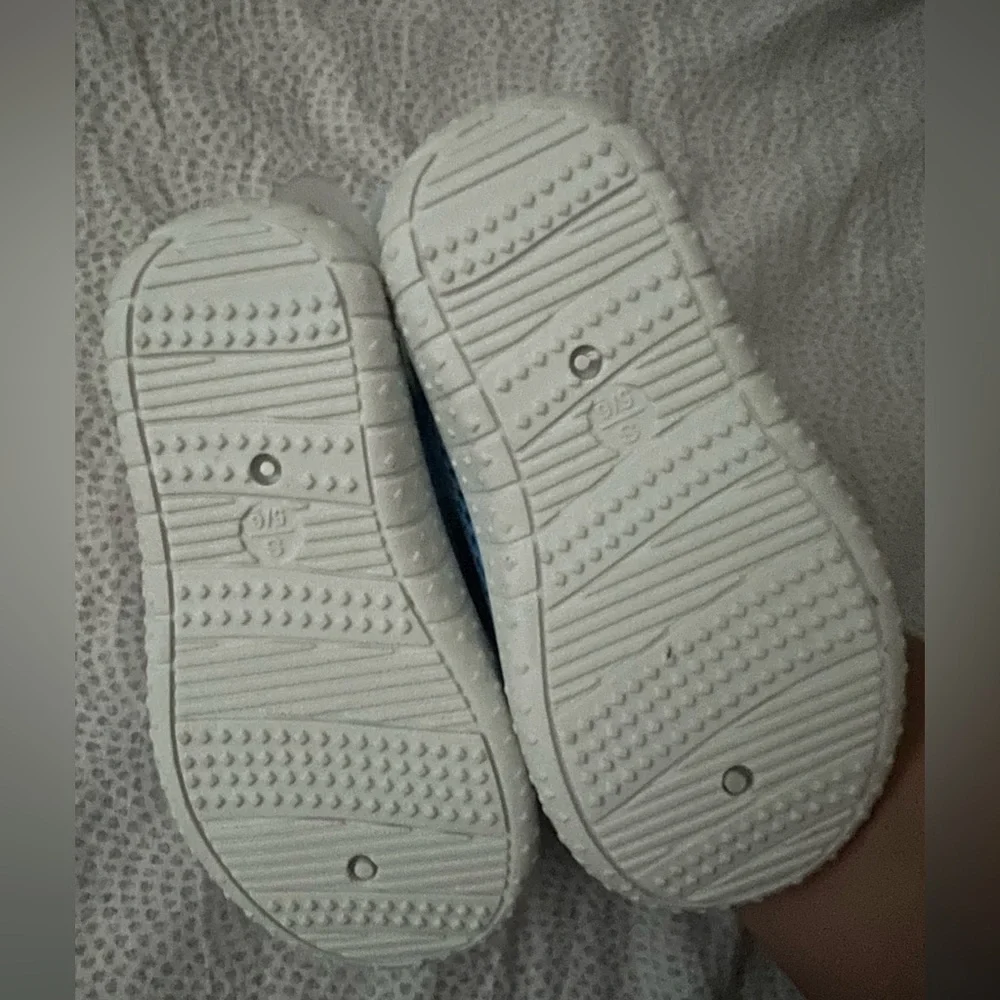 Cat and Jack water shoes for toddler size 5/6 NWT